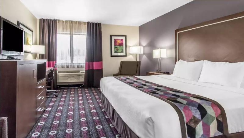 Holiday Inn Express & Suites Tulsa East - Catoosa By Ihg Exterior photo